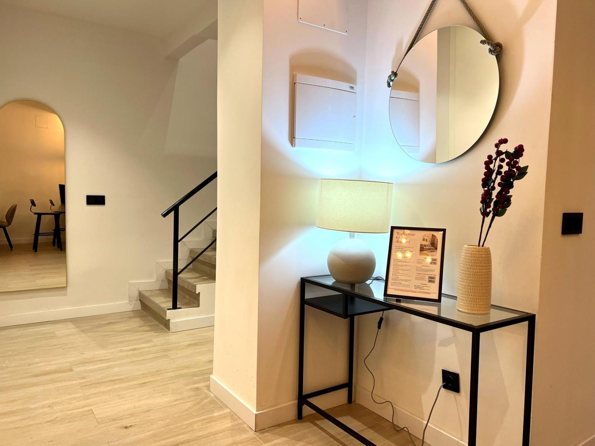 Duplex Moderno Y Acogedor Junto A Atocha Apartamento Madri Exterior foto